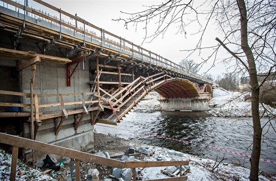 Rekonstrukce Zátavského mostu má definitivně skončit 24. března 2017.