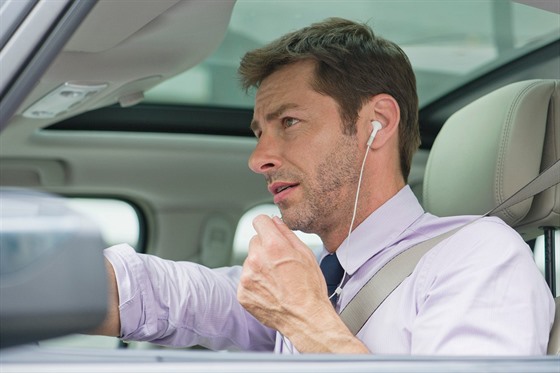 Telefonování ve voze není podle australské studie bezpečné ani s handsfree. Ilustrační snímek