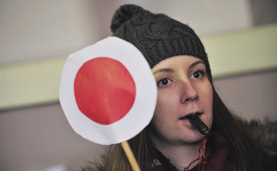 Protest proti zruení rychlíkových spoj na nádraí v Kianov na ársku.