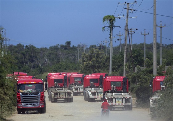 Vládní nákladní automobily čekají před přístavem Puerto Cabello, kam dorazí...