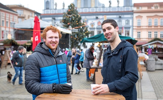 Hokejisté eských Budjovic Ben Walker (vlevo) a Mitch Fillman na vánoním...