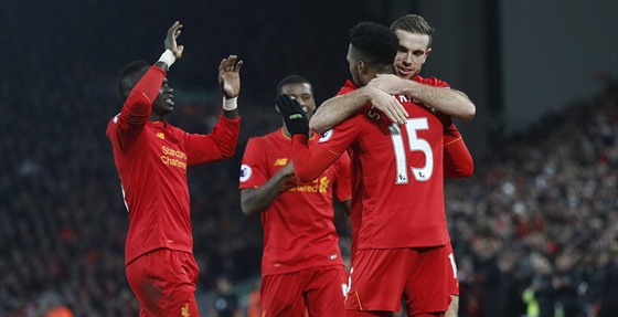 Fotbalisté Liverpoolu slaví gól, který vstelil Daniel Sturridge.