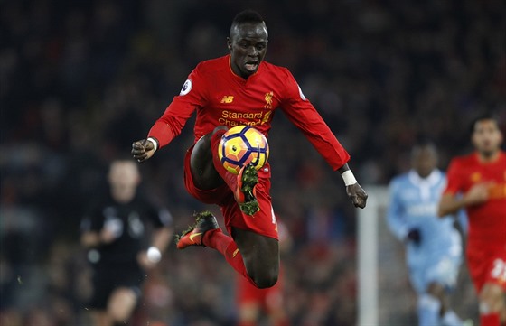 Sadio Mane z Liverpoolu krotí mí.