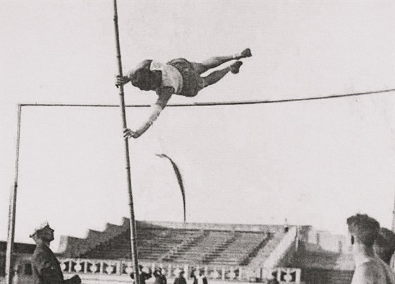 Hejtmánek vyhrává skok o tyi, pekonává laku ve výce 300 centimetr... I momentka ze Sokolských závod v roce 1922 pi otevení stadionu Brno I. se objeví v nové knize o eské atletice.  