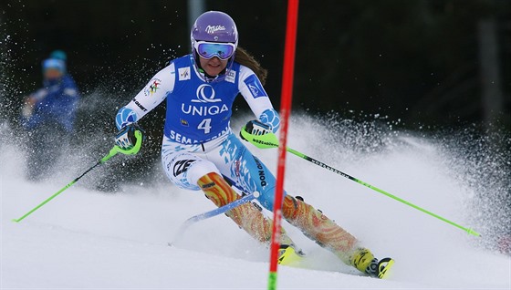 árka Strachová ve slalomu v Semmeringu.