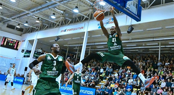 Lamb Autrey z týmu Mladé puky smeuje pi Utkání hvzd Národní basketbalové...