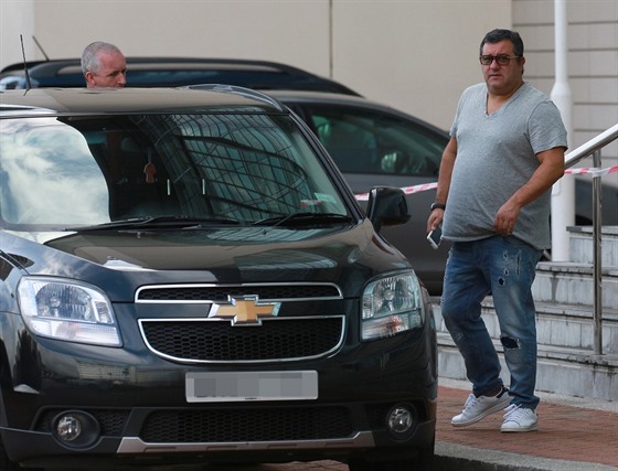 Fotbalový agent Mino Raiola opoutí hotel v Manchesteru, kde dojednal rekordní...