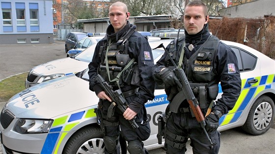 Policejní hlídky nosí v centru Plzn dlouhé zbran. (21. prosince 2016)