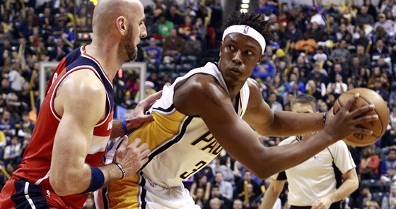 Myles Turner (vpravo) z Indiany bránný washingtonským Martinem Gortatem.