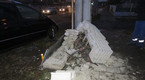 Řidič se v Prostějově lekl psa, strhl řízení a zdemoloval elektrický rozvaděč.