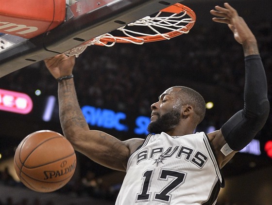 Jonathon Simmons ze San Antonia Spurs práv zasmeoval.