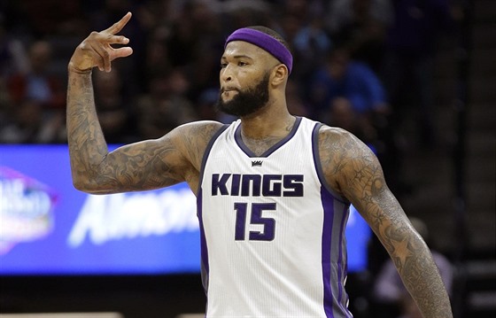 Nabuzený pivotman DeMarcus Cousins ze Sacramenta proti Portlandu ádil, nasázel...