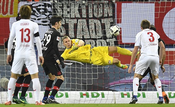 Bernd Leno (ve lutém) v dresu Leverkusenu, archivní foto