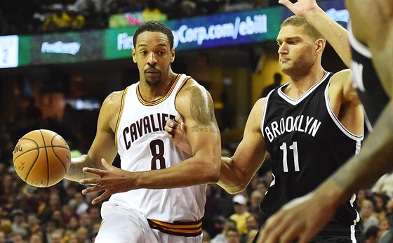 Channing Frye (vlevo) z Clevelandu najídí ke koi Brooklynu kolem Brooka...