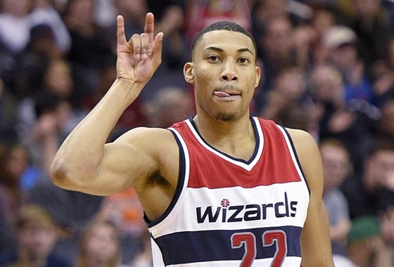 Otto Porter Jr. z Washingtonu slaví bhem zápasu s Milwaukee.