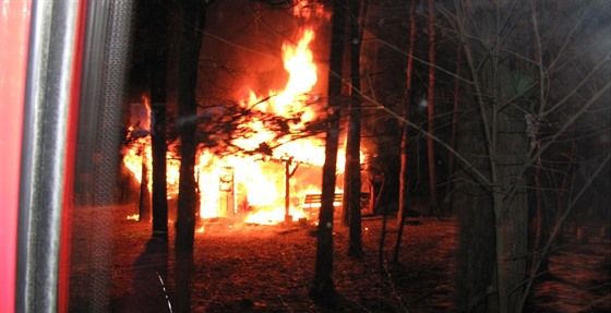 Požár zničil dřevěnou chatu v Osadě vycházejícího slunce u Hradce Králové...