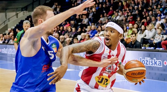 Pardubický basketbalista Dominez Burnett (vpravo) v souboji s ostravským...