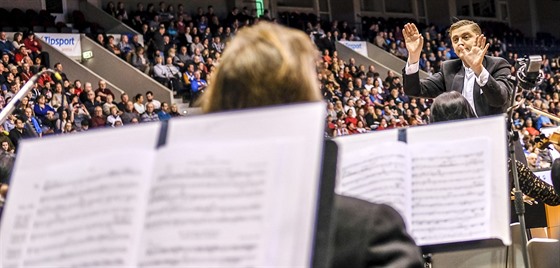 Pardubická filharmonie na basketbalovém utkání proti Ostrav