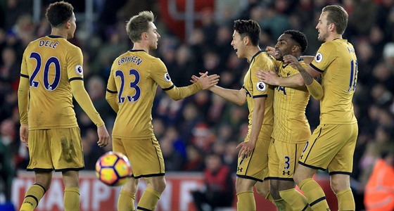 Fotbalisté Tottenhamu slaví gól na hiti Southamptonu.