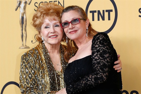 Debbie Reynoldsová a její dcera Carrie Fisherová (Los Angeles, 25. ledna 2015)
