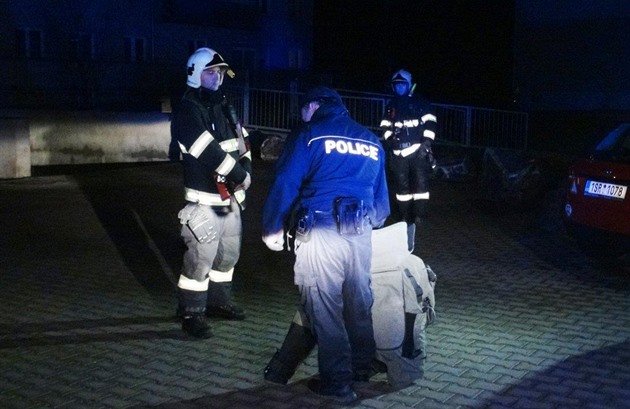 Policie evakuovala dvě patra domu v Klecanech kvůli podezření na bombu na...