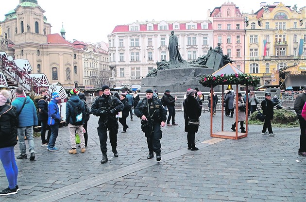 Policisté hlídkují na vánočních trzích na Staroměstském náměstí.