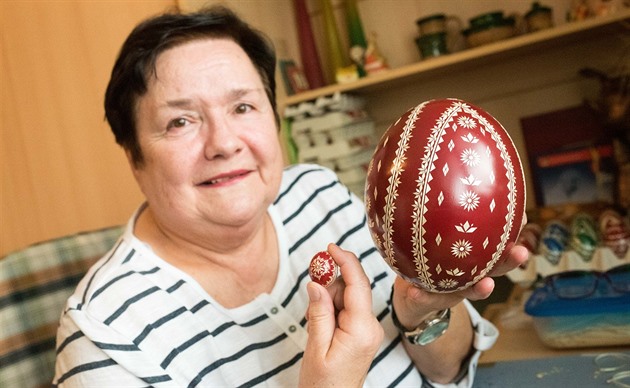 Na vyfouklá vají�ka lepí Ta�ána Malinová drobounké kousky slámy. Na slepi�í...