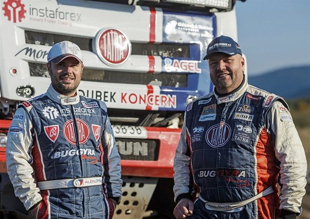 Ale� Loprais (vlevo) a Martin Kolomý pojedou dakarskou rallye v barvách jednoho...