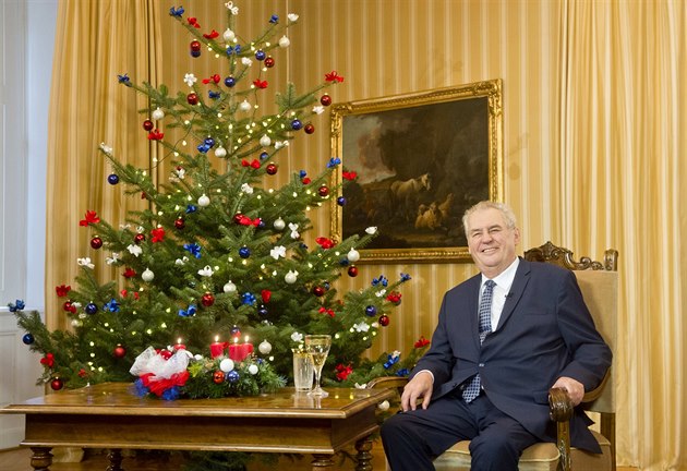 Prezident Milo� Zeman p�ed svým tradi�ním váno�ním poselstvím na zámku v Lánech...