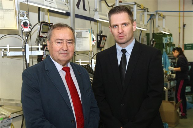 Oldich Svoboda (vlevo) a Marek Sedláek z firmy Montix vyrábjící svtla do...