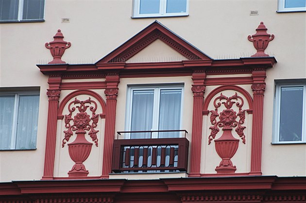Nkteré domy v Plzni na Slovanech mají umleckou výzdobu v duchu...