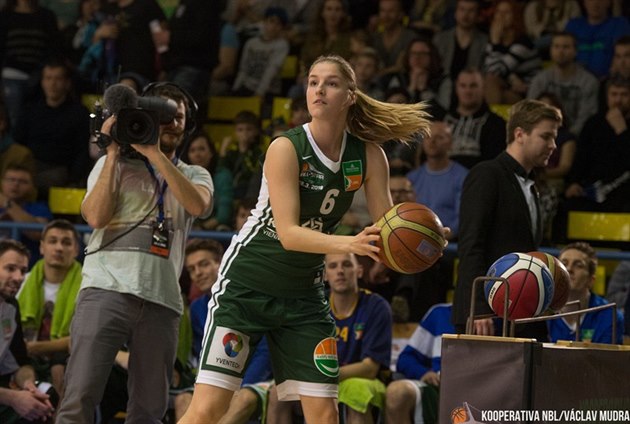 Karolína Elhotová b�hem utkání hv�zd basketbalové ligy 2015/16 ovládla sout�...
