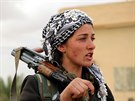 Bojovnice kurdských enských milic YPJ v syrské provincii Rakká (16. listopadu...