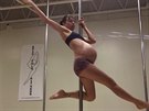 ena v osmém msíci cviila pole dance