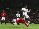 KORPION V AKCI. Henrik Mchitarjan z Manchesteru United dává parádní gól do...