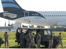 Maltské jednotky zaujaly pozice kolem uneseného libyjského letounu (23....