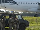 Maltské jednotky zaujaly pozice kolem uneseného libyjského letounu (23....