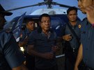 Filipínský prezident Rodrigo Duterte obklopený ochrankou bhem pedvolební...