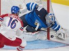 eský hokejový útoník Daniel Kurovský neuspl v anci ped finským brankáem...