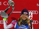 Mikaela Shiffrinová se raduje s trofejí pro vítzku závodu v rakouském...