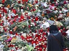 Lidé nosí na místo pondlního útoku kvtiny a svíky (21. prosince 2016)