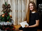 Kateina Vernerová rozbaluje dárky od tená MF DNES (21. prosince 2016).