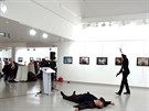 Mrtvola ruského velvyslance Andreje Karlova leí na zemi galerie v Ankae....