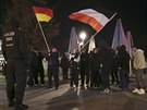 Policie dohlíí na píznivce krajní pravice, kteí demonstrovali v Berlín (21....