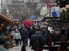 Lidé procházejí znovuotevené vánoní trhy na berlínském námstí...