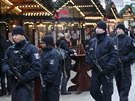 Policisté hlídkují na znovuoteveném vánoním trhu na berlínském námstí...