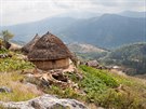 Akvadukty vedoucí k domorodým stavením, Ramelau, Východní Timor