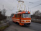 Mazací tramvaj ve vánoní ladní