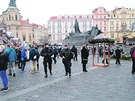 Policisté hlídkují na vánoních trzích na Staromstském námstí.