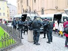 Policisté se pipravují na hlídkování na vánoních trzích na Staromstském...